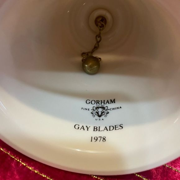 Norman Rockwell Gorham “ Gay Blades 1978 Christmas Bell - Picture 4 of 7